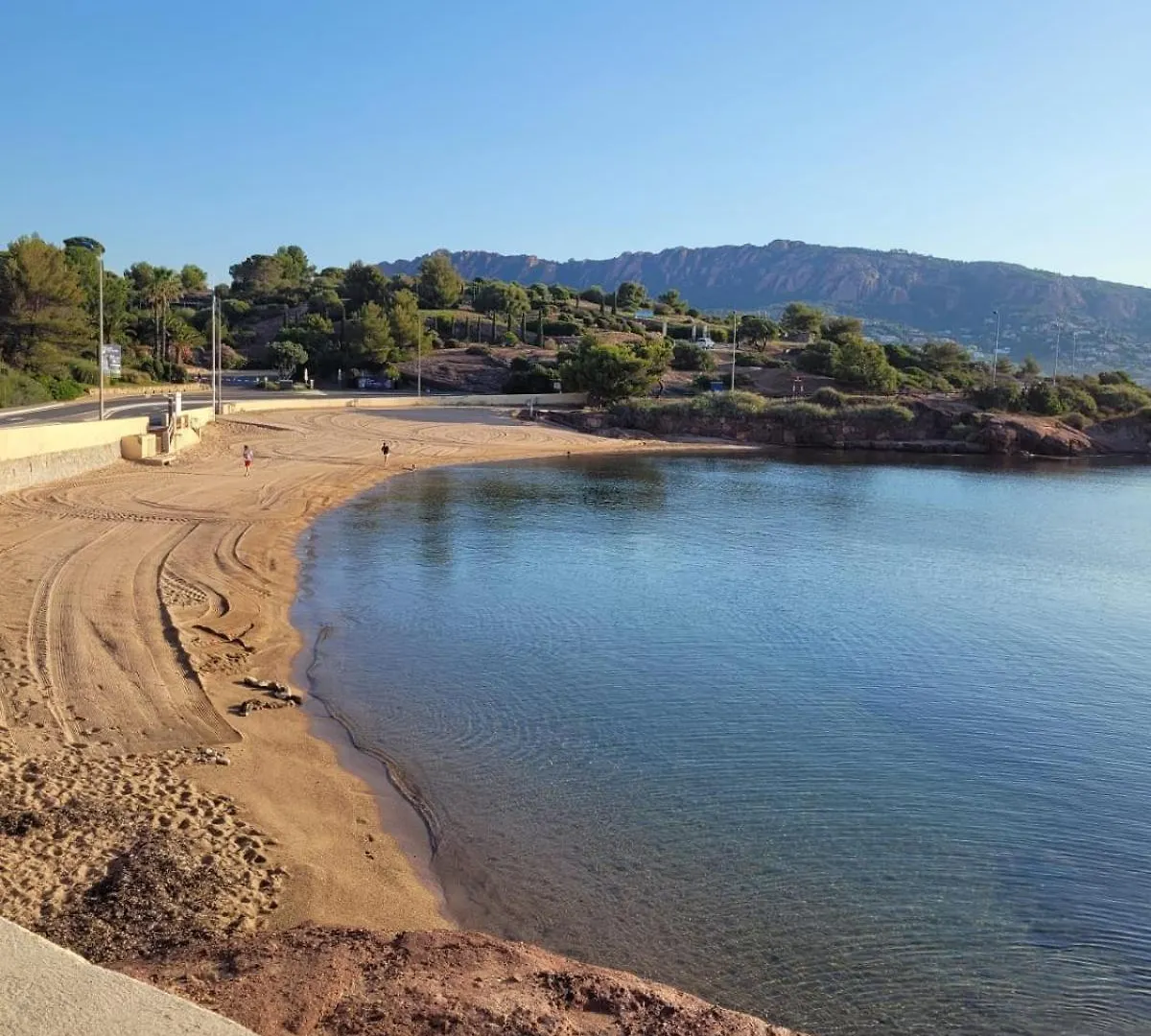 Holiday home Cap Esterel En Famille - 2Pieces Vue Mer Jardin Piscine Clim Parking Inclus Saint-Raphael