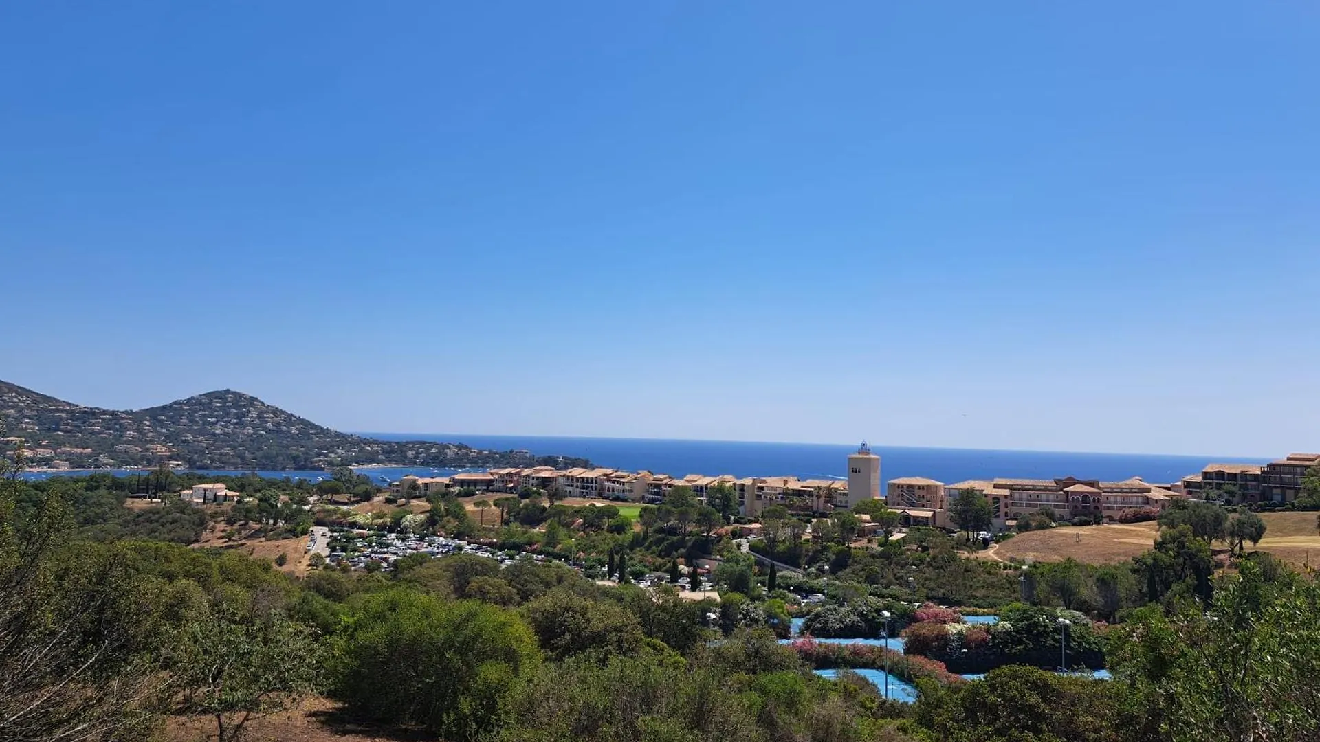 Holiday home Cap Esterel En Famille - 2Pieces Vue Mer Jardin Piscine Clim Parking Inclus Saint-Raphael