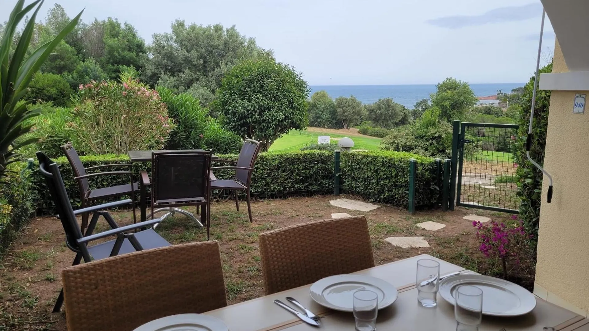 Holiday home Cap Esterel En Famille - 2Pieces Vue Mer Jardin Piscine Clim Parking Inclus Saint-Raphael  France