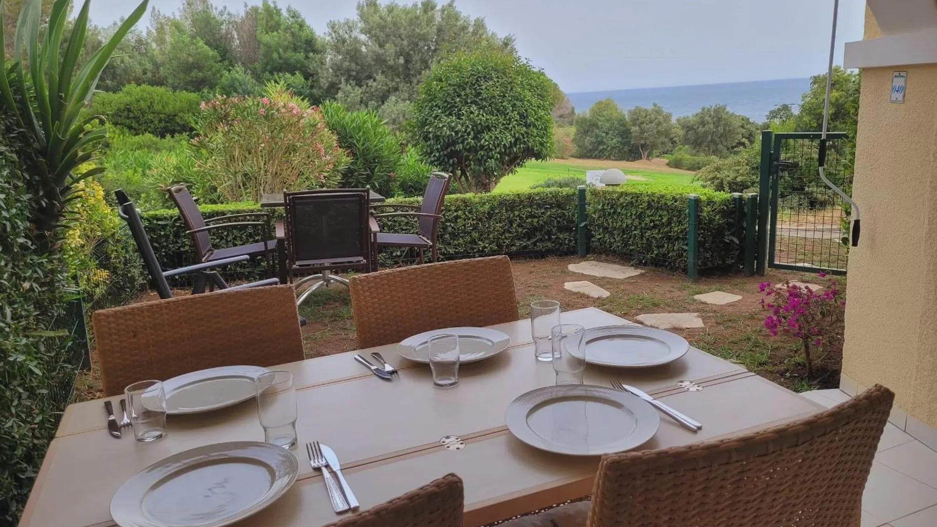 Cap Esterel En Famille - 2Pieces Vue Mer Jardin Piscine Clim Parking Inclus Saint-Raphael  0*, Saint-Raphael (Var)